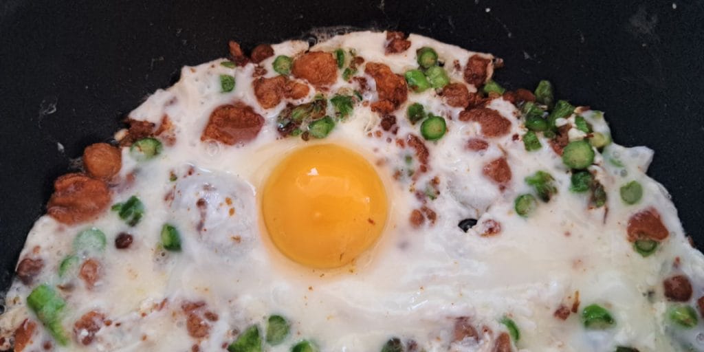 Jaja sa šparogama i čvarcima