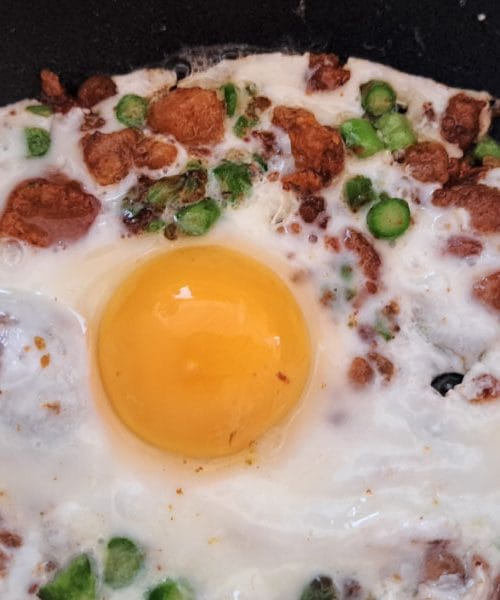 Jaja na oko s čvarcima i šparogama: jednostavno jelo s nevjerojatnom dubinom okusa