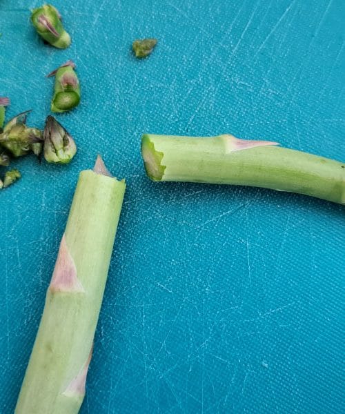 Trik s preklopljenom šparogom koji kuhari koriste bez noža