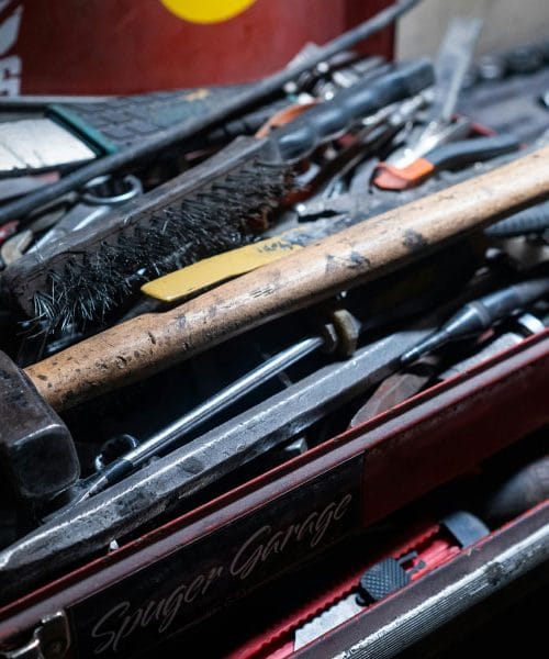 Alat koji muškarci zimi najčešće traže po garaži – i zašto ga uvijek nestane