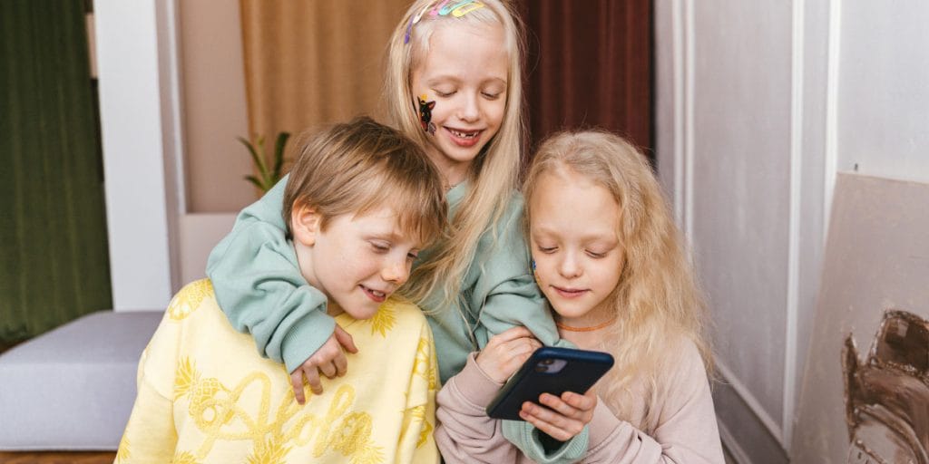 Djeca na telefonu