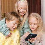 Djeca na telefonu