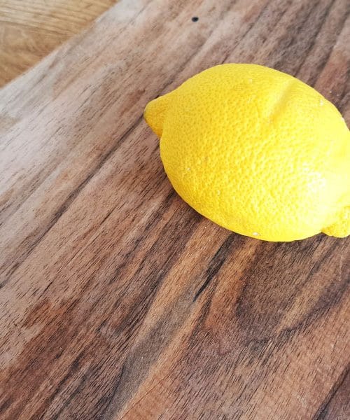 Kako osvježiti stare drvene daske? Trik s uljem i soli koji im vraća sjaj