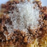 Makaroni s umakom bolognese i parmezanom: klasičan recept za ručak