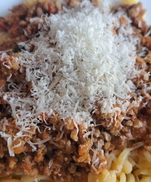 Makaroni s umakom bolognese i parmezanom: klasičan recept za ručak