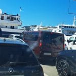 Auto stoji na suncu