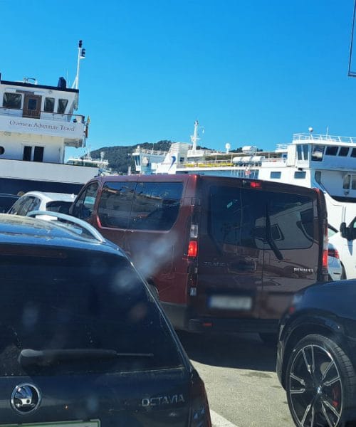 Auto stoji na suncu? Ove stvari ne ostavljajte unutra ni na kratko