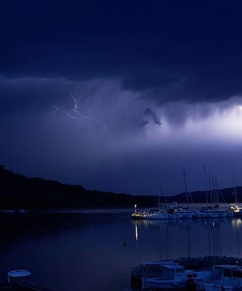 Nevrijeme stiže nakon vrućine? Ovo sklonite s balkona prije prvih udara vjetra