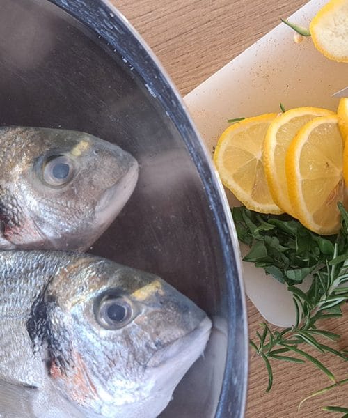 Oradu pečete s limunom? Nekoliko kriški stavite i ispod ribe