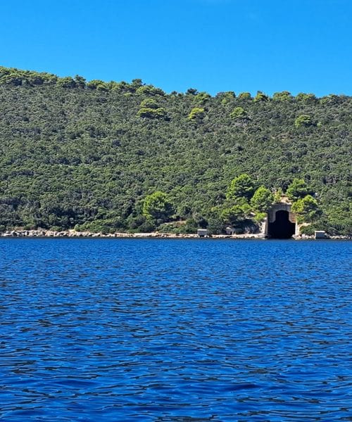 Pet stvari po kojima je Dugi otok poseban: od skrivenih vojnih tunela do stijena visokih 161 metar